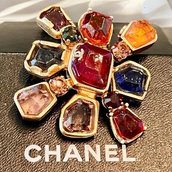Elegant Chanel Gripoix Multicolor Gemstone Brooch - Picture 2 of 8